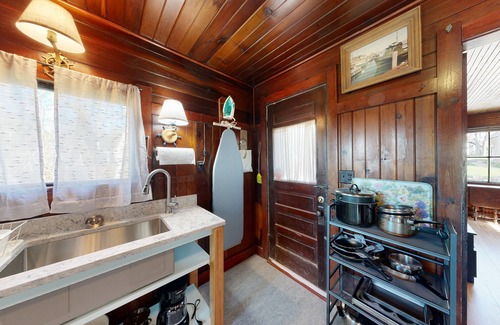 Oak Bluffs Cottage | Quintessential Martha's Vineyard cottage with yard/patio - walk to Inkwell Beach