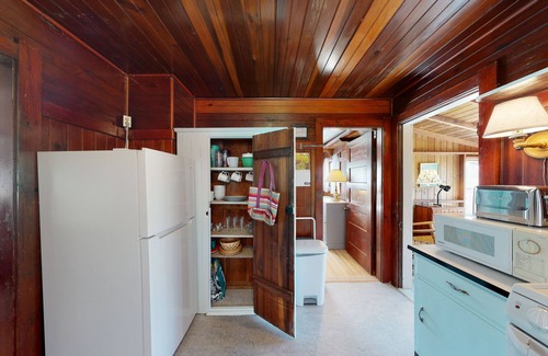 Oak Bluffs Cottage | Quintessential Martha's Vineyard cottage with yard/patio - walk to Inkwell Beach