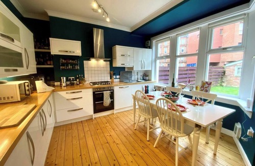 Glasgow House | Quirky 3 Bedroom House in Strathbungo!