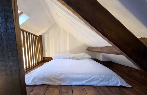 Kington St Michael Apartment | Quirky cart shed renovation, en-suite bathroom, wood burner, close to amenities