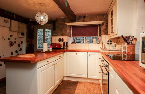 Preston Cottage | QUIRKY IN CHIPPING, pet friendly, with open fire in Chipping