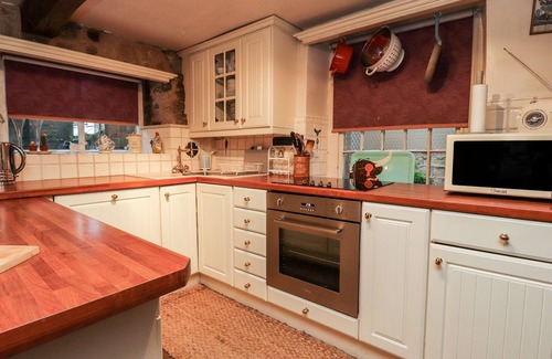 Preston Cottage | QUIRKY IN CHIPPING, pet friendly, with open fire in Chipping