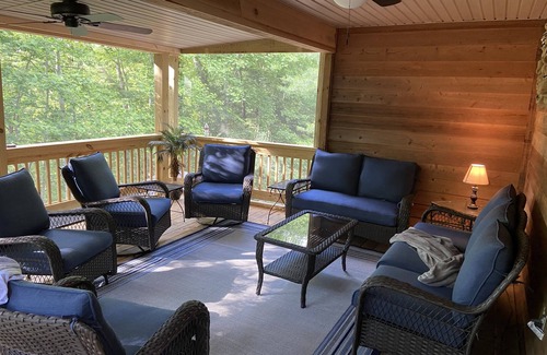 Sloans Valley Cabin | Quite Cabin in Lake Cumberland Resort Burnside, KY. Screened Porches & Hot Tub