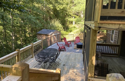 Sloans Valley Cabin | Quite Cabin in Lake Cumberland Resort Burnside, KY. Screened Porches & Hot Tub
