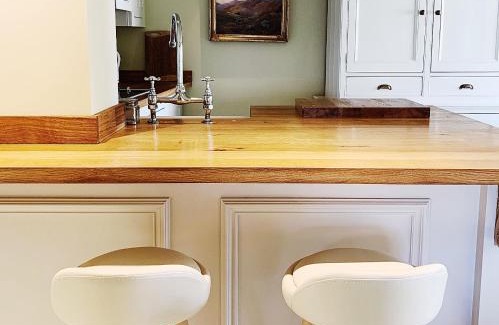 Holt House | Quite location Near the Quay, Newly Refurbished 2 Ensuite Kingsize Bedrooms