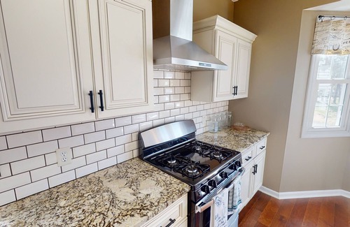 Hendron House | Quite neighborhood close to golf course