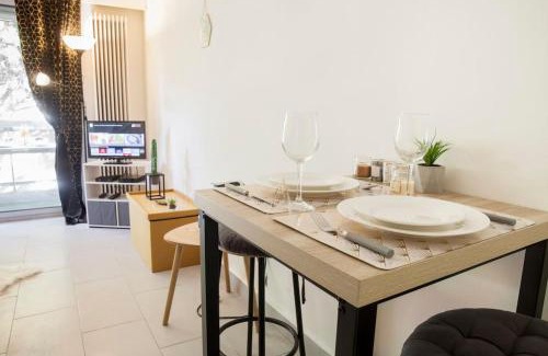 La Plage Apartment | Résidence Bord de Mer-Terasse-plage prado David