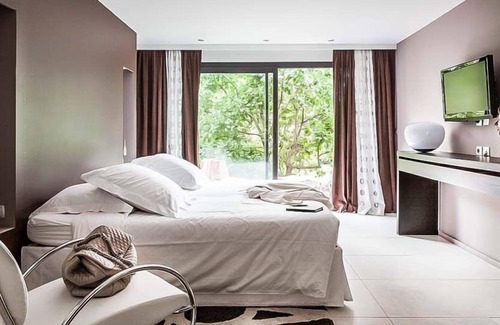 Venasque Villa | R 5041 Villa Arabella with Table Tennis, Dining Facilities & Microwave.