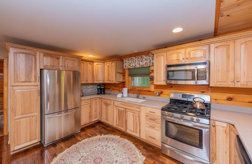 McHenry House | R and R Cabin: Lake Area, Hot Tub, Pool Table, Fireplace!