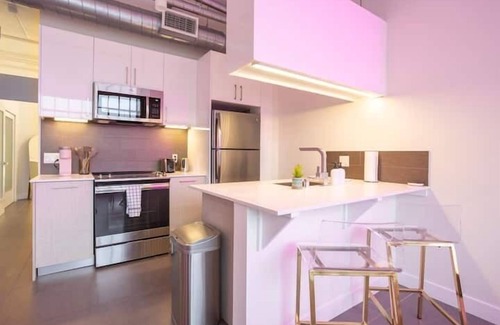 Historic Core Apartment | R-Glam Chic Condo-City Views-Rooftop Pool & Spa