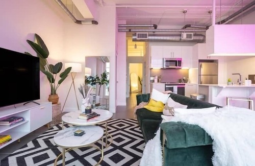 Historic Core Apartment | R-Glam Chic Condo-City Views-Rooftop Pool & Spa