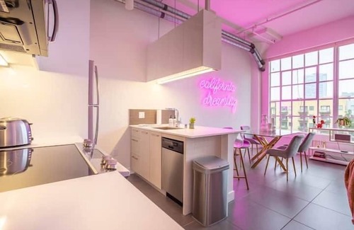 Historic Core Apartment | R-Glam Chic Condo-City Views-Rooftop Pool & Spa