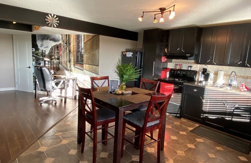 Sage Hill House | R&R Executive Suite, Private Entrance, Sleeps 4, Hot Tub with pond/green view