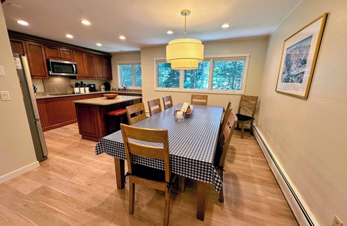 Bretton Woods House | R8 Luxury Ski-In/Ski-out next to ski trail. Renovated, Views, and Dogs welcome!