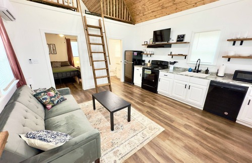 Guntersville Cabin | Raccoon Tiny Cabin on Lake with Game Center