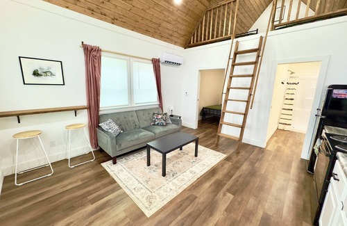 Guntersville Cabin | Raccoon Tiny Cabin on Lake with Game Center