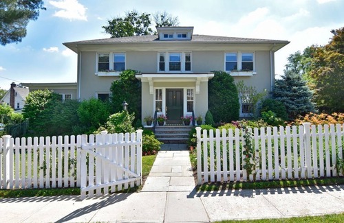New Rochelle House | Rachel’s Retreat- 20 mins to NYC! Walk to train and town.