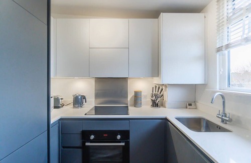 Ascot Condo | Racing & Royalty: 2-Bed, Ascot & Windsor, Parking