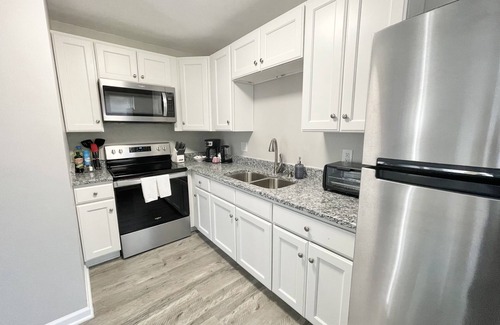 Durham Apartment | ★Rad Retreat ★ King Bed ★ Duke ★ Long Term Stays★