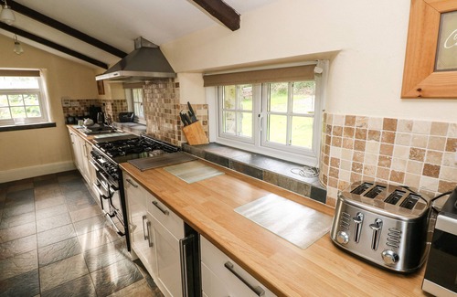 Llys Y Fran Cottage | RAFTERS COTTAGE, pet friendly, with pool in Maenclochog