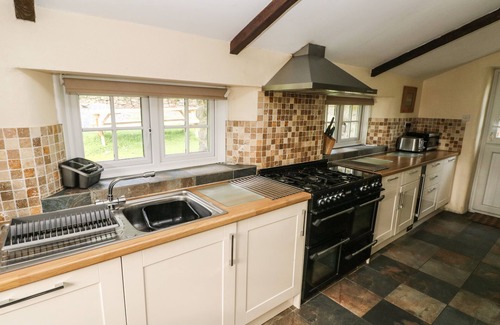 Llys Y Fran Cottage | RAFTERS COTTAGE, pet friendly, with pool in Maenclochog