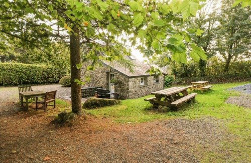 Llys Y Fran Cottage | RAFTERS COTTAGE, pet friendly, with pool in Maenclochog