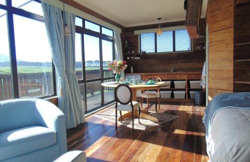 Raglan Villa | Raglan's Tranquil Garden Retreat - Moa Stone Lodge