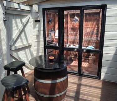 Raglan Villa | Raglan's Tranquil Garden Retreat - Moa Stone Lodge