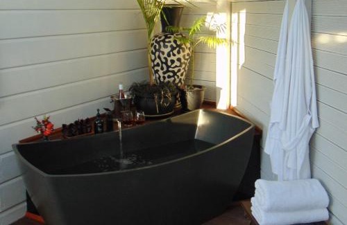 Raglan Villa | Raglan's Tranquil Garden Retreat - Moa Stone Lodge