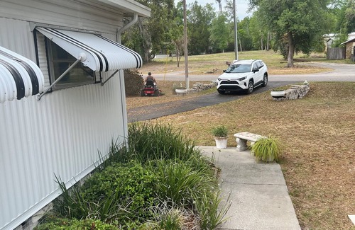 Dunnellon House | Rainbow River vacation kyacks included for free.