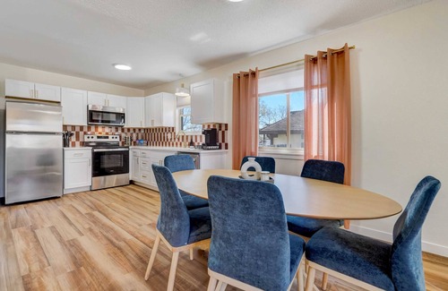 West Colorado Springs House | Rainbow Road! Hot Tub! Pikes Peak Views! Pac Man!