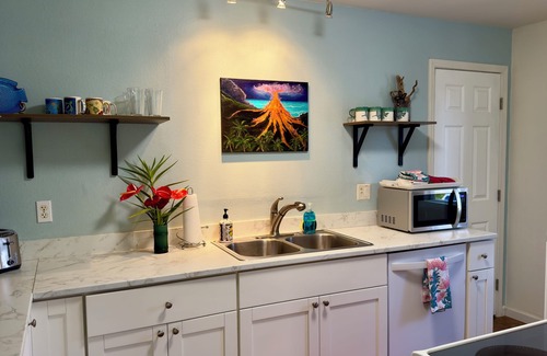 Royal Hawaiian Estates House | Rainforest Art House w/Hot Tub,5 Min to Volcanoes Natl Park 4bdrm 2ba sleeps 8