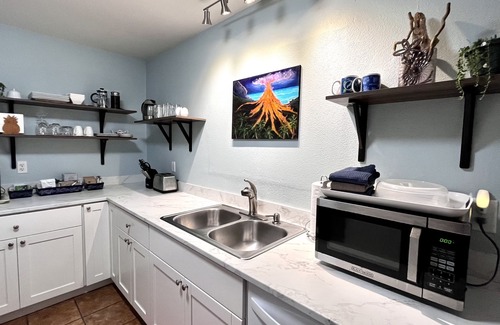 Royal Hawaiian Estates House | Rainforest Art House w/Hot Tub,5 Min to Volcanoes Natl Park 4bdrm 2ba sleeps 8