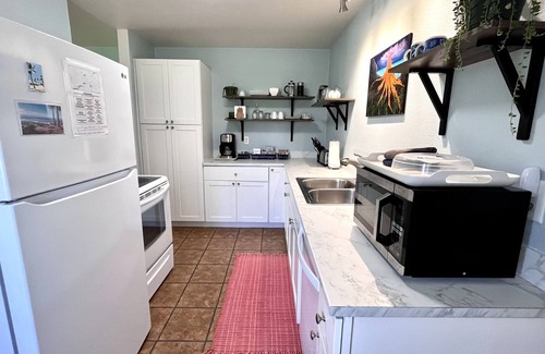 Royal Hawaiian Estates House | Rainforest Art House w/Hot Tub,5 Min to Volcanoes Natl Park 4bdrm 2ba sleeps 8