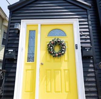 Bayonne House | Rainforest Retreat 20m to NYC Parking Sleeps 25