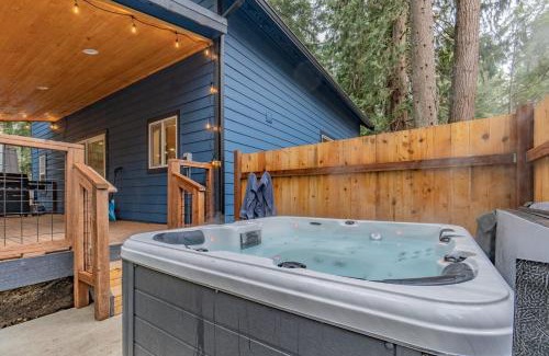 Ashford House | Rainier's Newest Luxury Chalet with Hot Tub-AC-WiFi