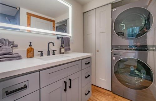 Ashford House | Rainier's Newest Luxury Chalet with Hot Tub-AC-WiFi