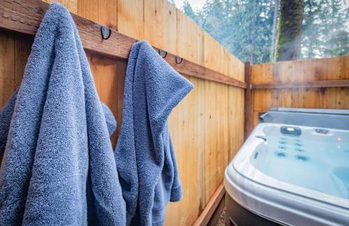 Ashford House | Rainier's Newest Luxury Chalet with Hot Tub-AC-WiFi