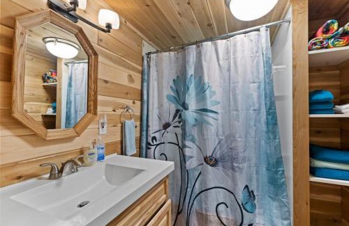 Paradise Estates House | Rainier Vintage Retreat With Hot Tub-Fireplace-WiFi