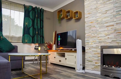 Ashford House | Raku House Ashford 5 Beds - Sleep 8 - Free parking
