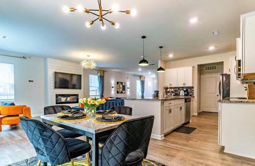 Southeast Raleigh House | Raleigh Luxe Family Retreat- 15 Min to Downtown, Kids Gear, Fast WiFi for WFH, EV & Pet Friendly
