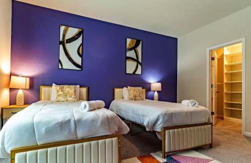 Southeast Raleigh House | Raleigh Luxe Family Retreat- 15 Min to Downtown, Kids Gear, Fast WiFi for WFH, EV & Pet Friendly