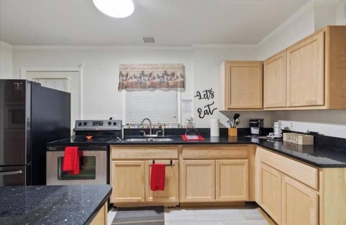Raleigh House | Raleigh Oasis: City Convenience Meets Country Calm