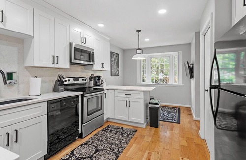 Northwest Raleigh House | Raleigh Retreat close to NCState, DWNTN and Rex