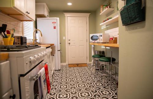 Chickasha House | Ralphie's House Chickasha - Fiber WIFI - 4 Bedroom!