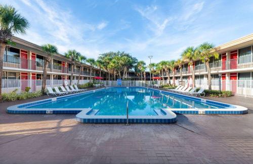 West Kissimmee Hotel | Ramada by Wyndham Kissimmee Gateway - Free Theme Park Shuttle