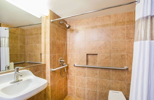 Urbandale Hotel | Ramada Tropics Resort & Conf Center by Wyndham Des Moines