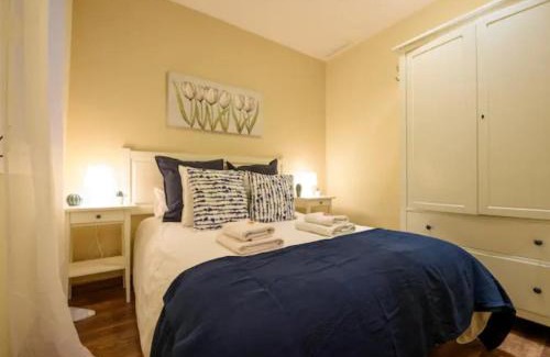 El Poble-sec Apartment | RamblasRentals Cozy Renovated 2BR with Balcony Lift 20M Rambla - Parking - Wifi