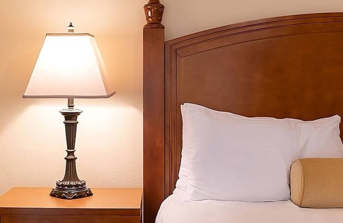 San Diego Country Estates Hotel | Ramona Retreat | 1 King Bed | Pool & Balcony | Free Parking