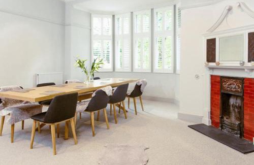 Old Town Apartment | Ramsay Gardens - Grand 4-Bedroom Apartment Next To Castle